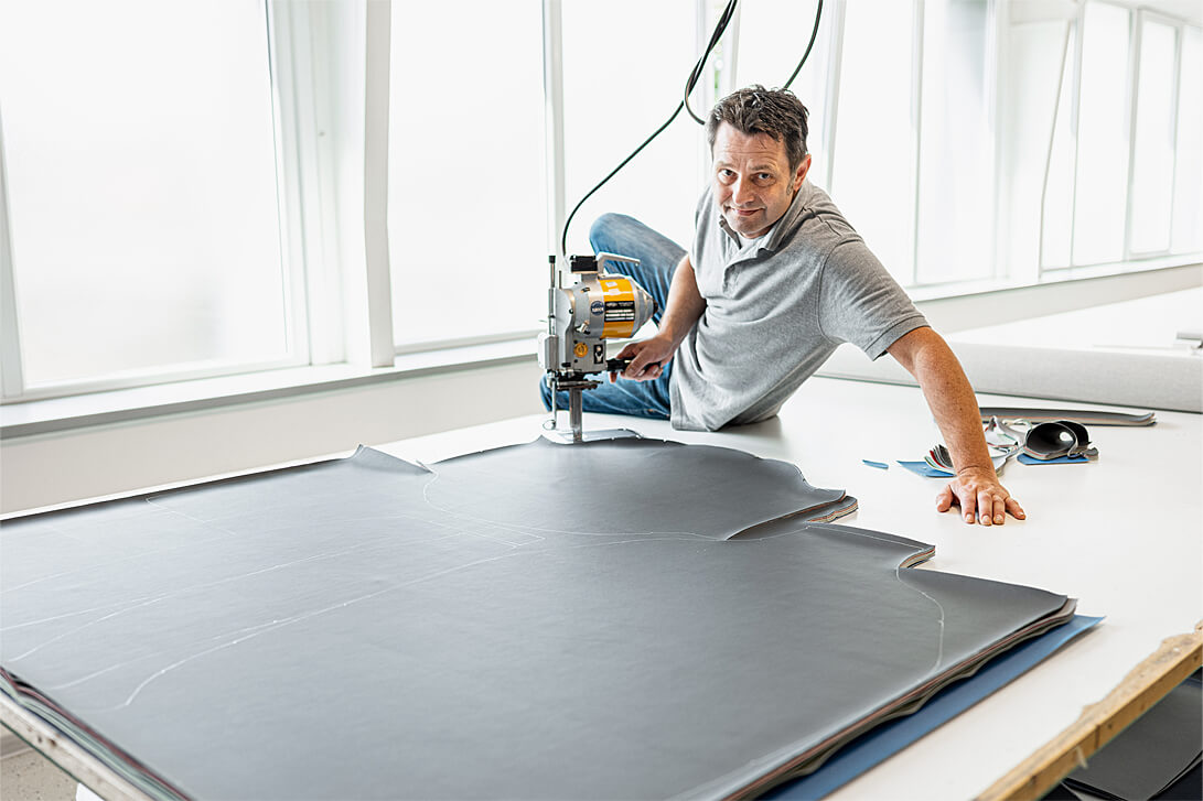 Sorgfältige Fertigung: Ein Bezug für einen Therapiestuhl entsteht