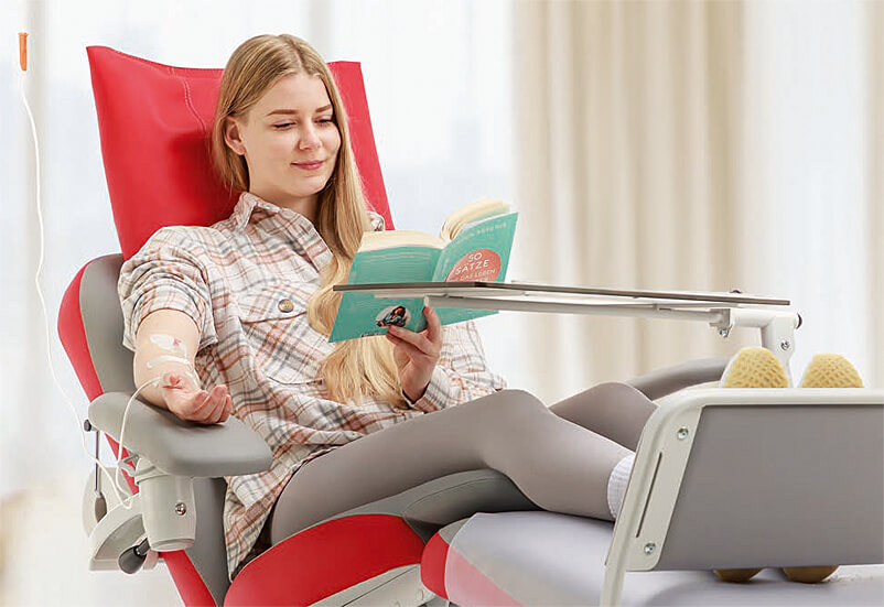 Patientin sitzt im Comfort Line2 Therapiestuhl