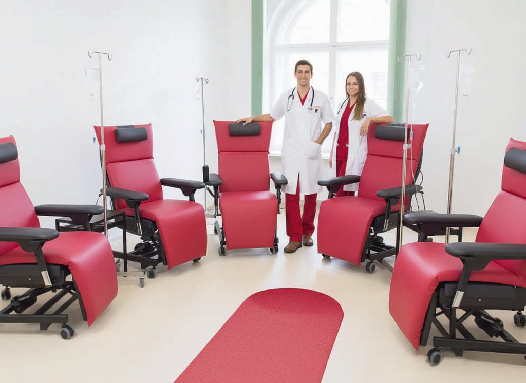 Platzsparende Therapiestühle für die Hybrid-DRG-Ambulanz