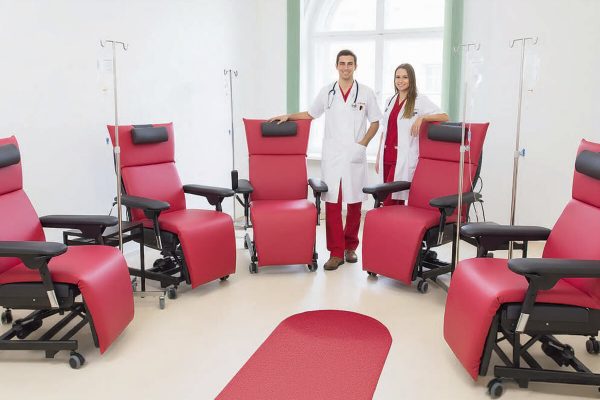 Space-saving therapy chairs for Hybrid-DRG outpatient clinics