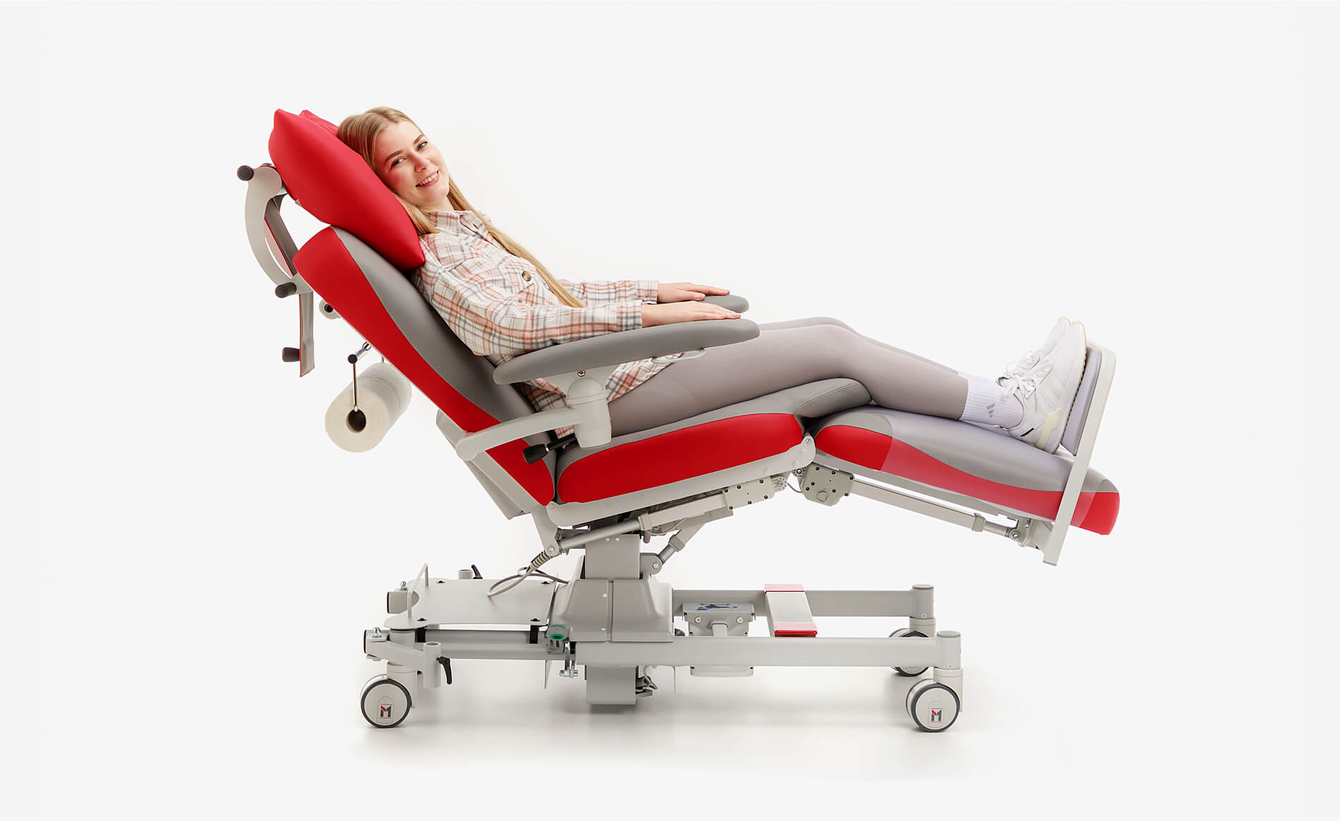 Seitenansicht einer modernen Therapieliege vom Hersteller MEDICAL