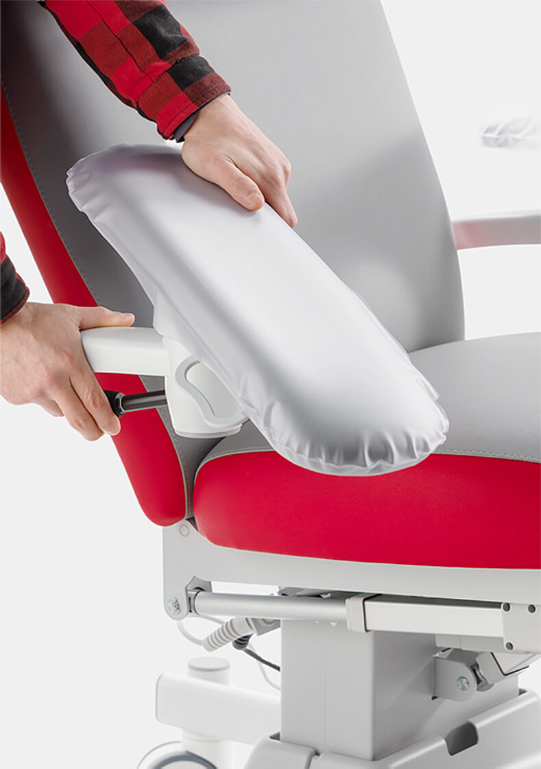 Detailaufnahme aus der Therapiestuhl Fertigung: Herstellung einer Armlehne