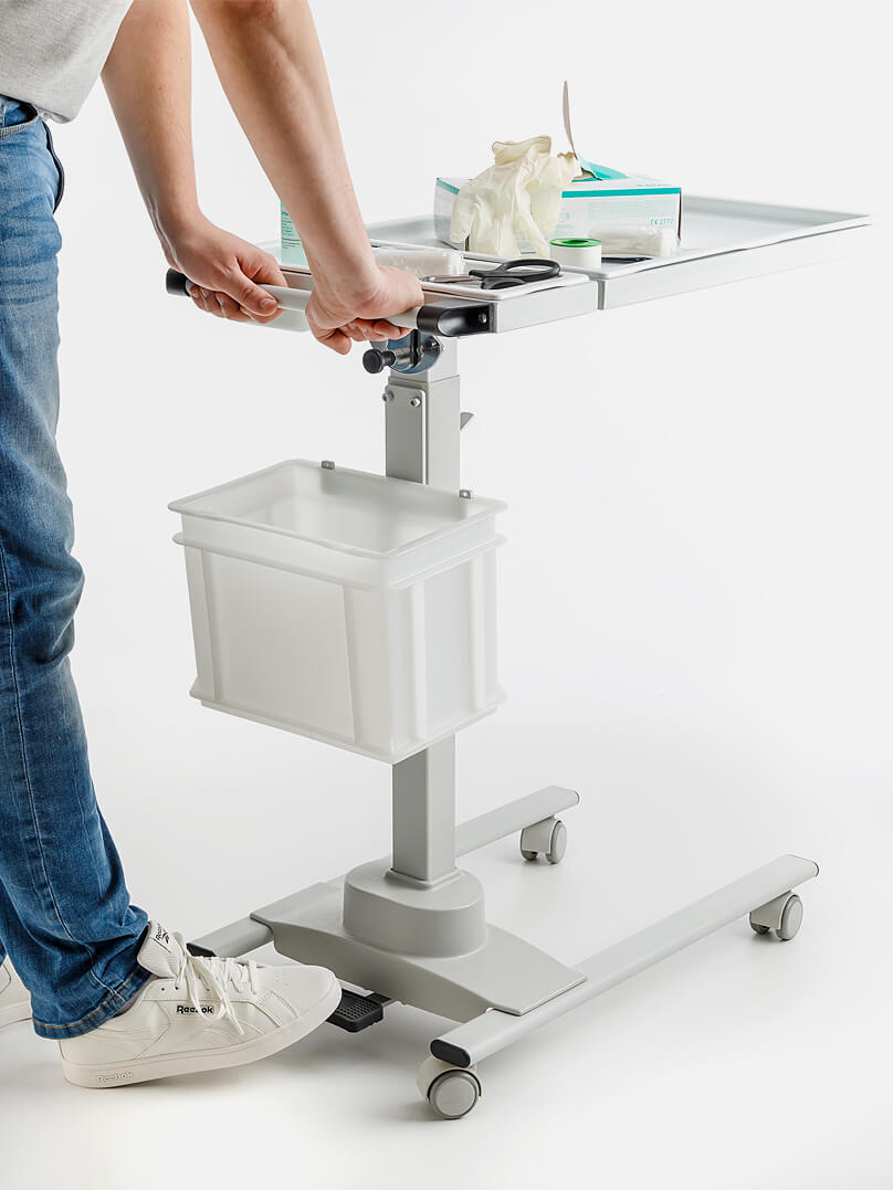 Mitarbeiter beim Multifunktionstisch