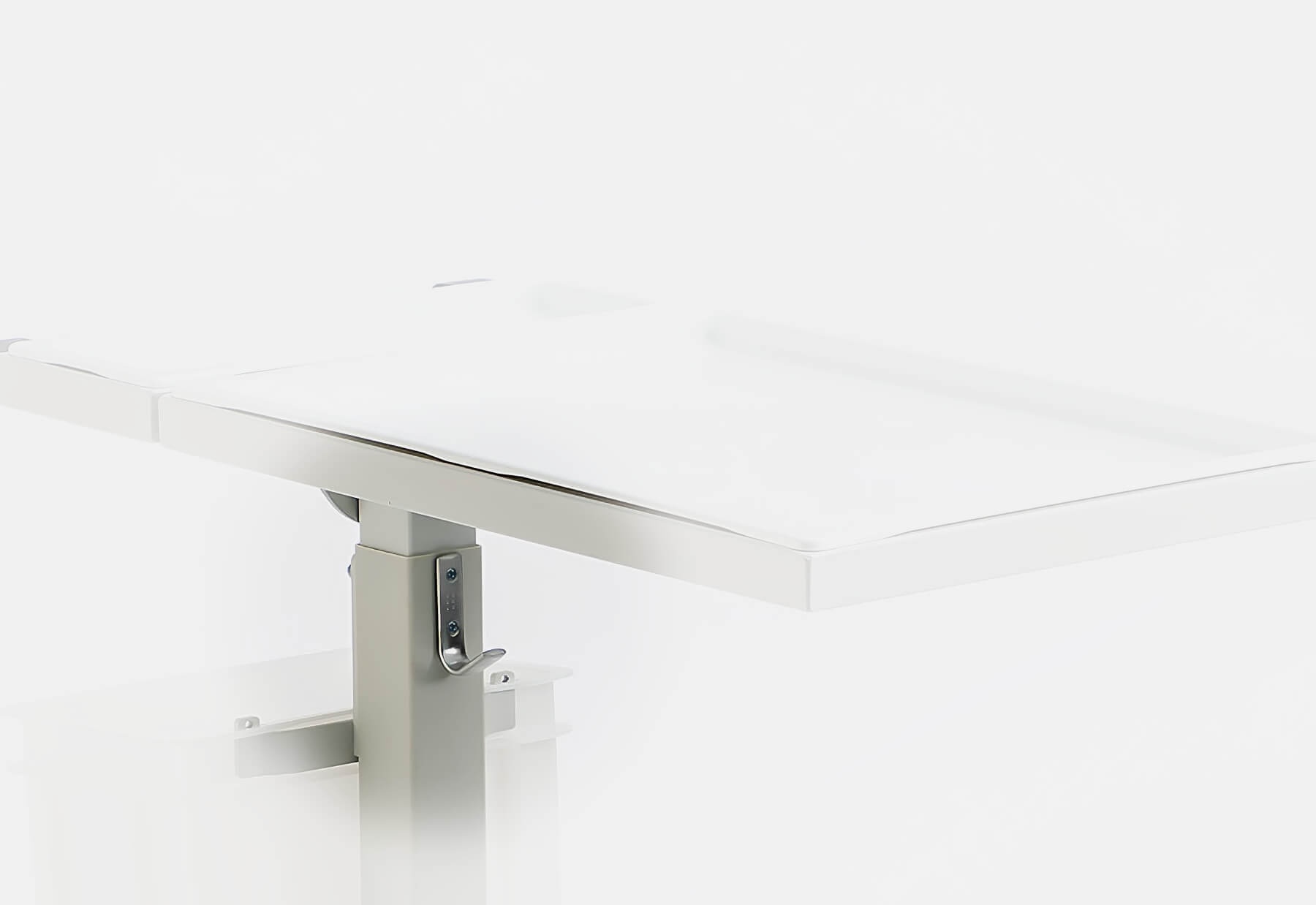 Multifunktionstisch: Haken zur Aufbewahrung von Taschen