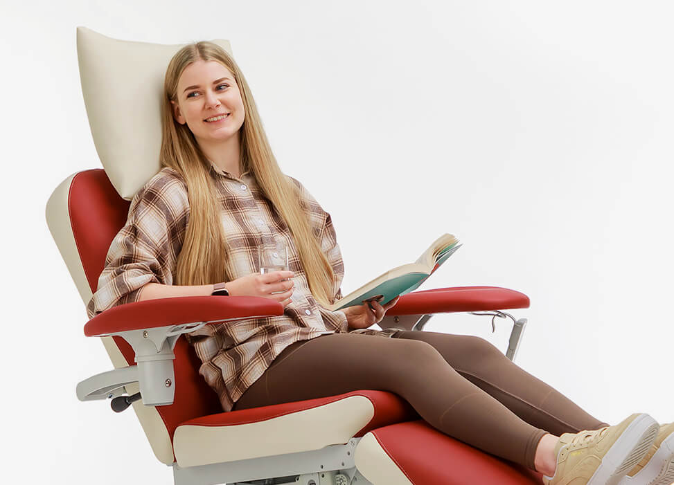 Patientin sitzt im Therapiestuhl Basic Line2