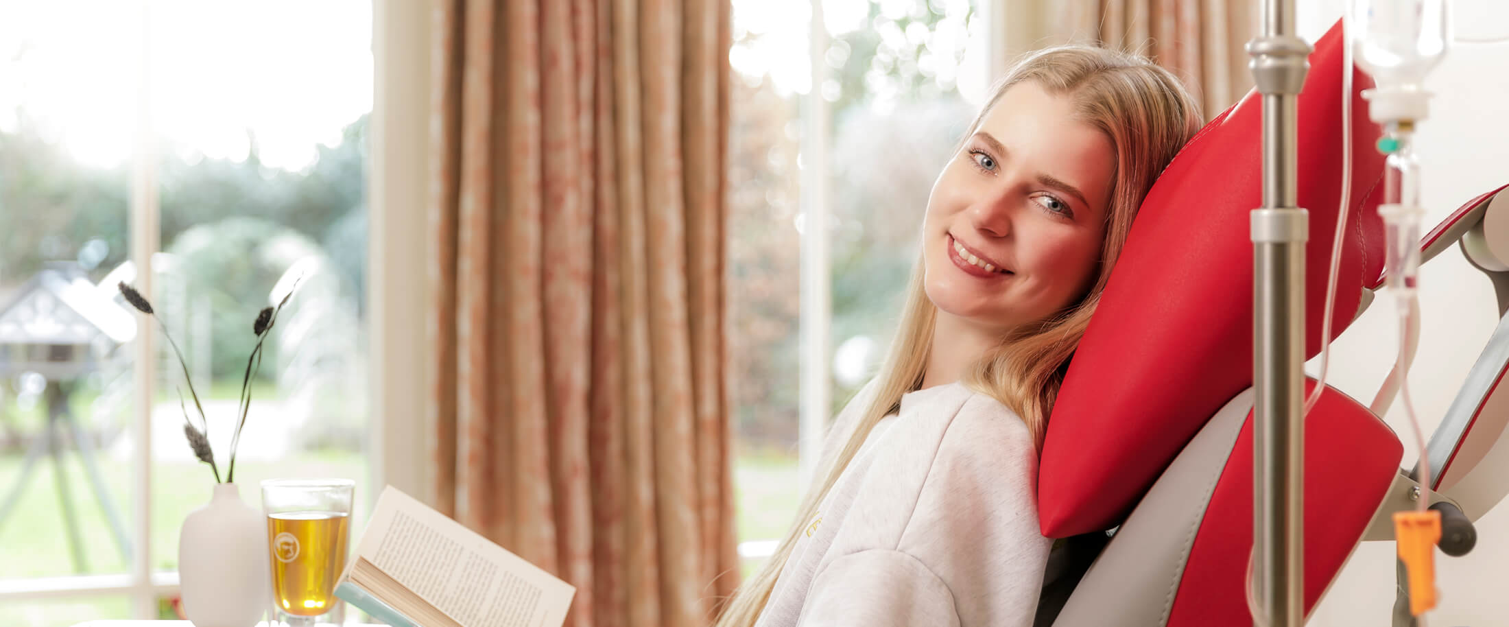 Zufriedene Patientin durch Therapiestuhl-Wartung