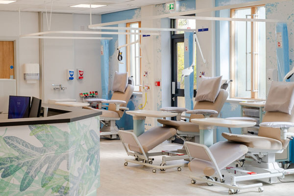 Linderung von Angst und Stress bei onkologischen Patienten: Die Rolle bequemer MEDICAL Behandlungsstühle