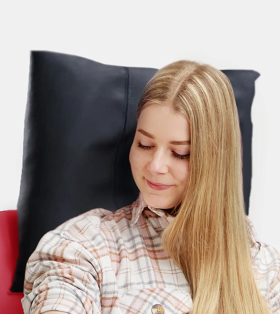 Patientin sitzt im Therapiestuhl bei der Blut- und Plasmaspende