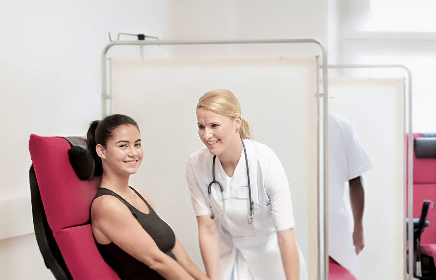 Patientin sitzt in Therapiestuhl