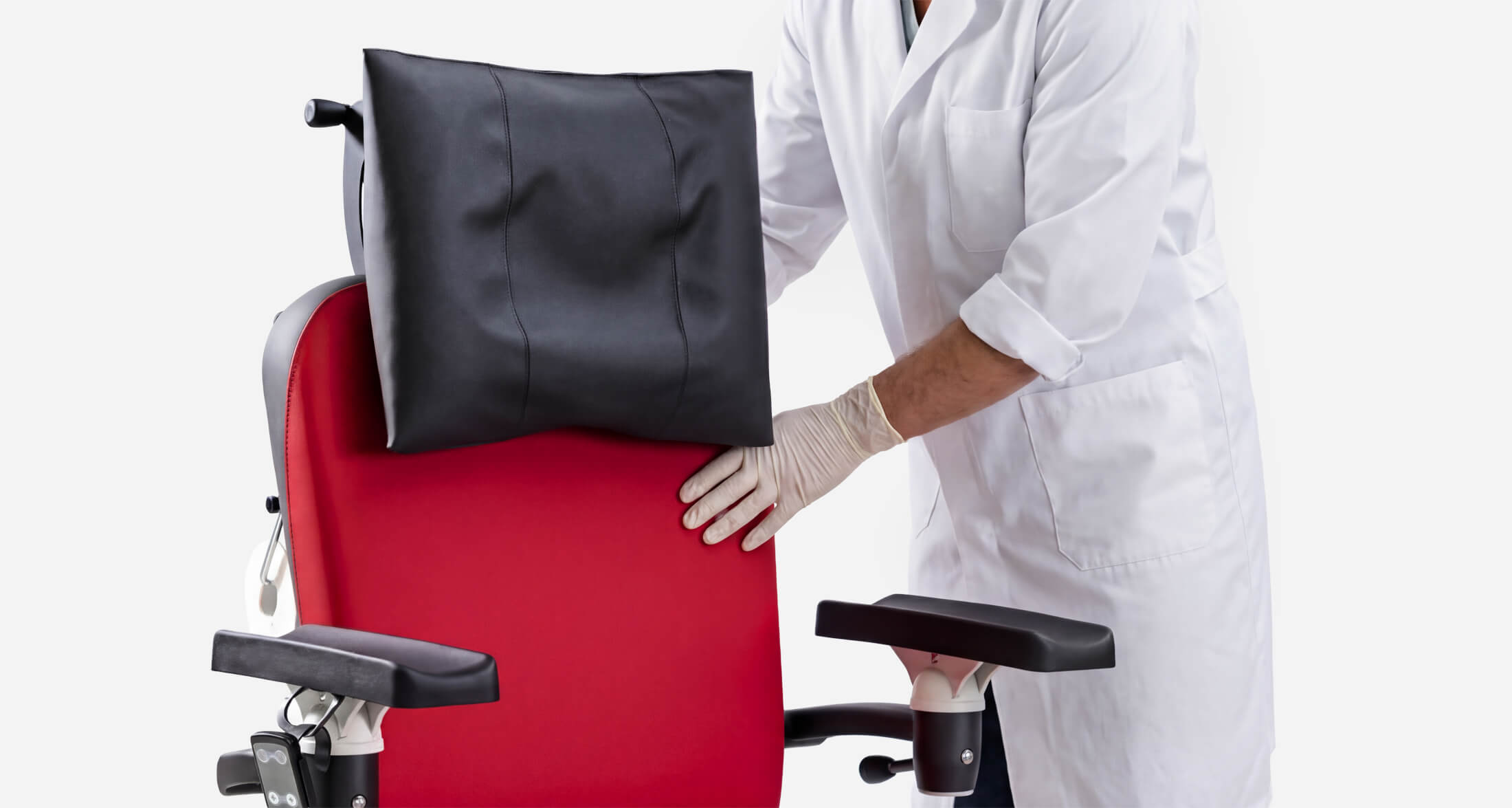 Personal präsentiert den Therapiestuhl für Blut- und Plasmaspende