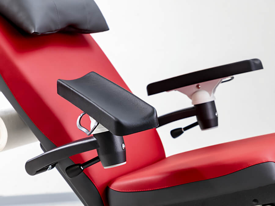 Zentral betätigte, multifunktionale Armlehne für B&P Blut- und Plasmaspende