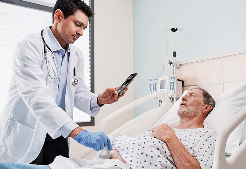 Arzt hält Smartphone